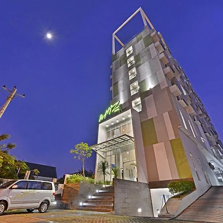 Whiz Hotel Pemuda Semarang Bagian luar foto