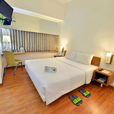 Whiz Hotel Pemuda Semarang Bagian luar foto