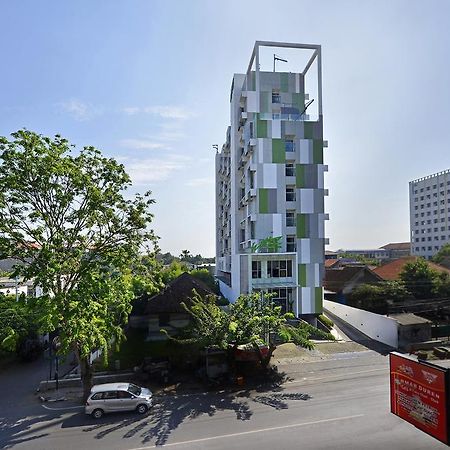 Whiz Hotel Pemuda Semarang Bagian luar foto