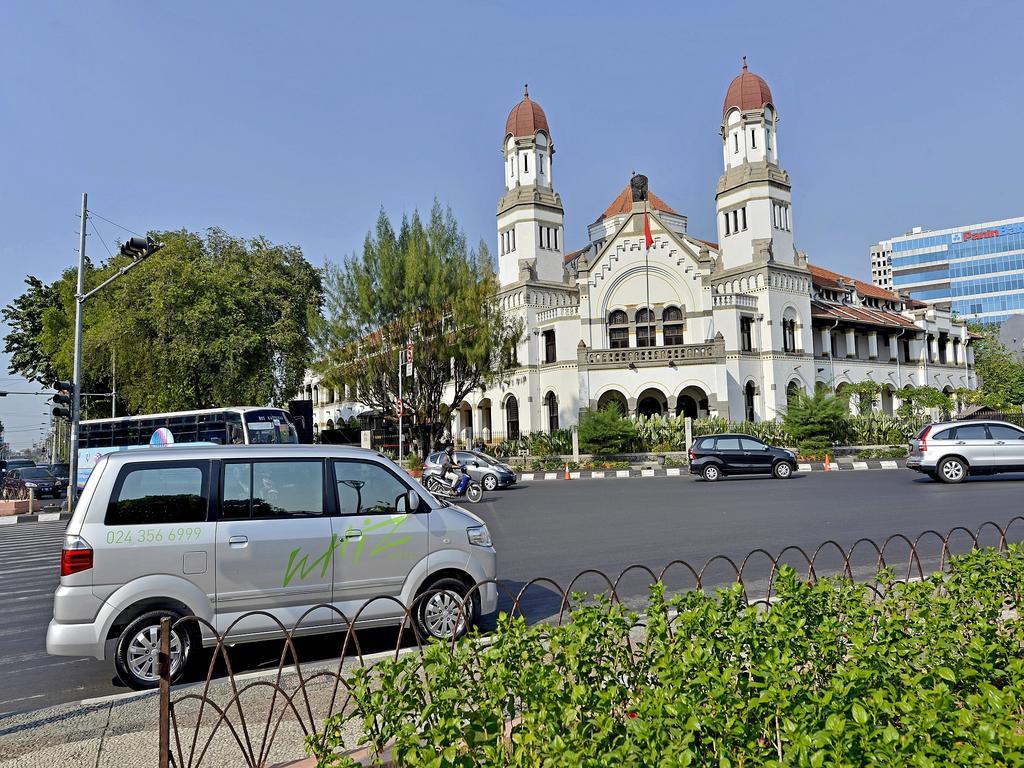 Whiz Hotel Pemuda Semarang Bagian luar foto