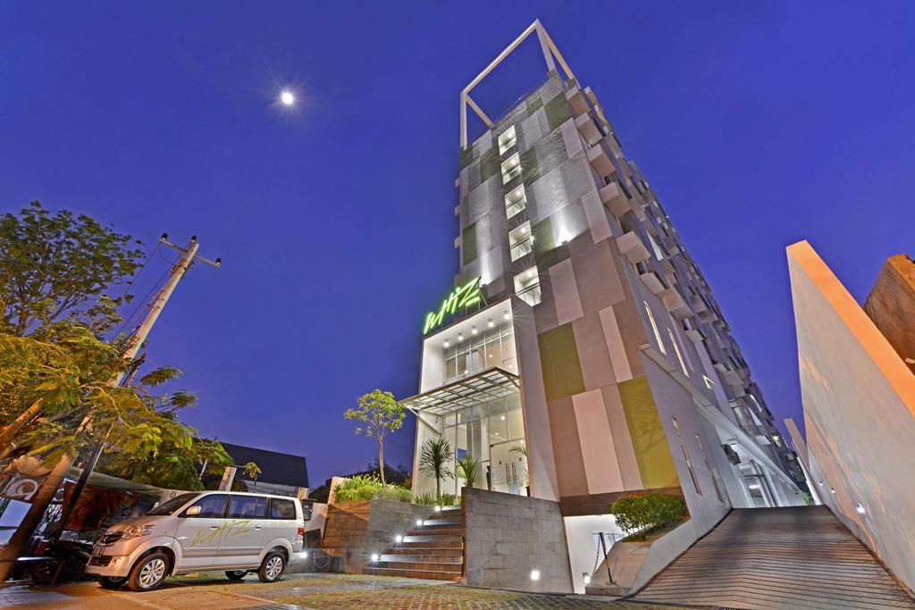 Whiz Hotel Pemuda Semarang Bagian luar foto