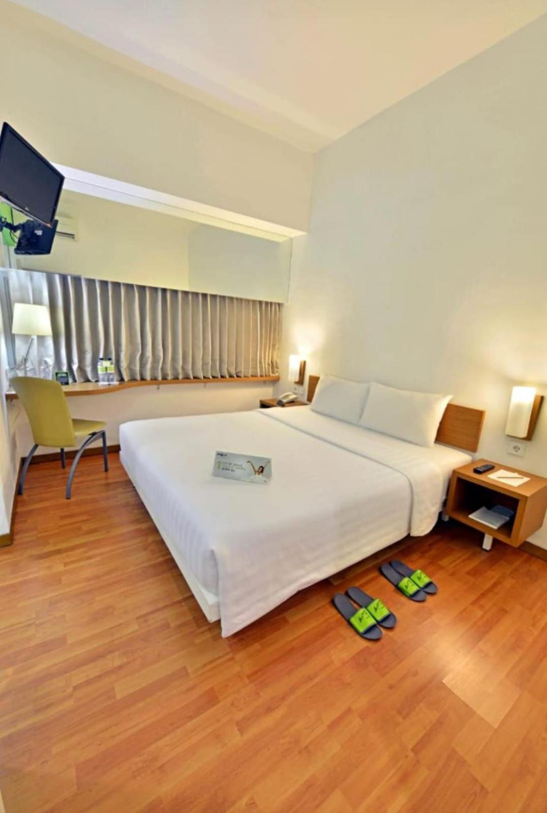 Whiz Hotel Pemuda Semarang Bagian luar foto