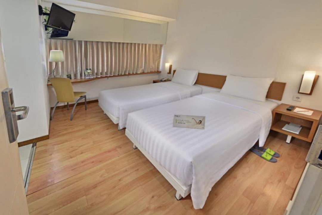 Whiz Hotel Pemuda Semarang Bagian luar foto