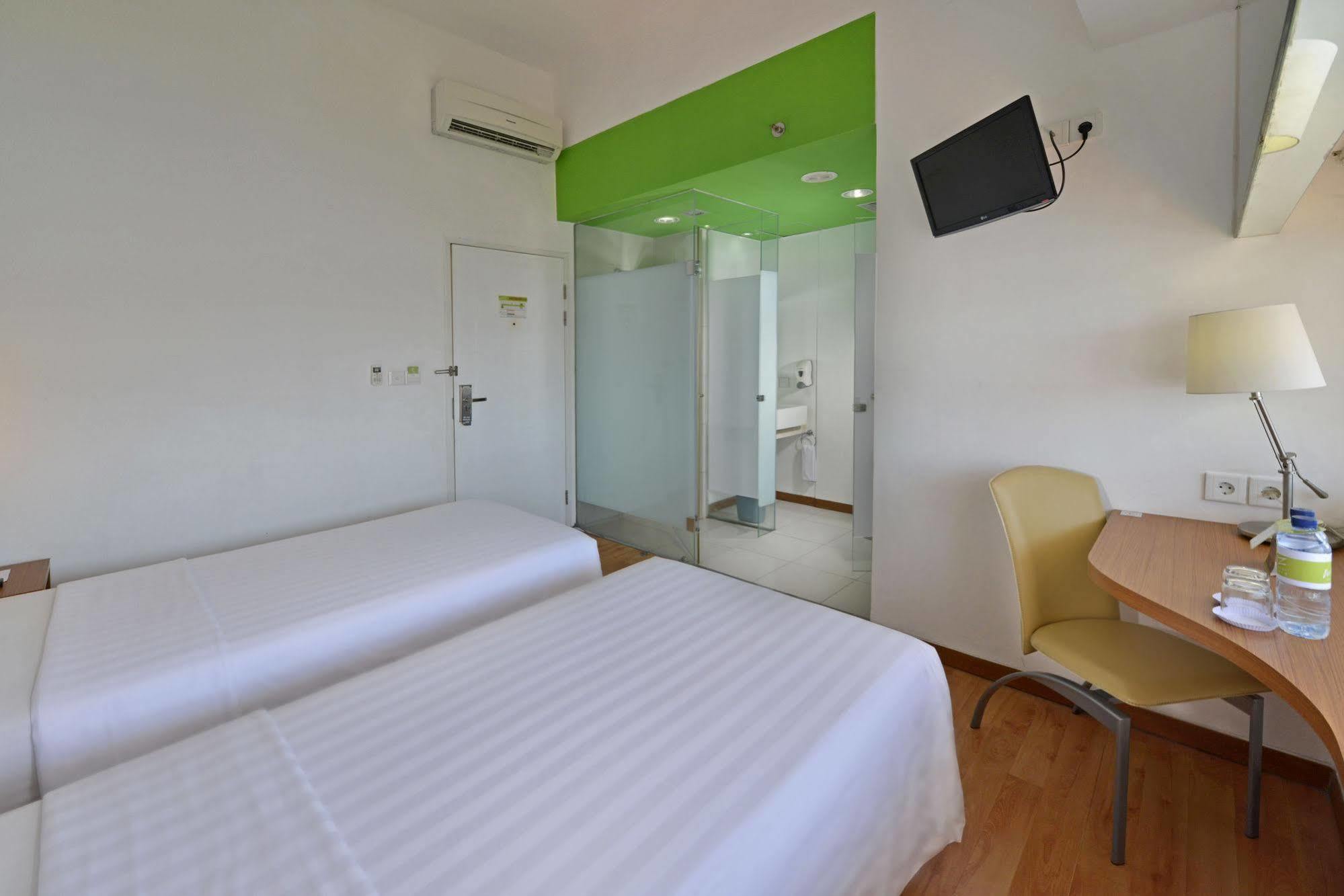 Whiz Hotel Pemuda Semarang Bagian luar foto