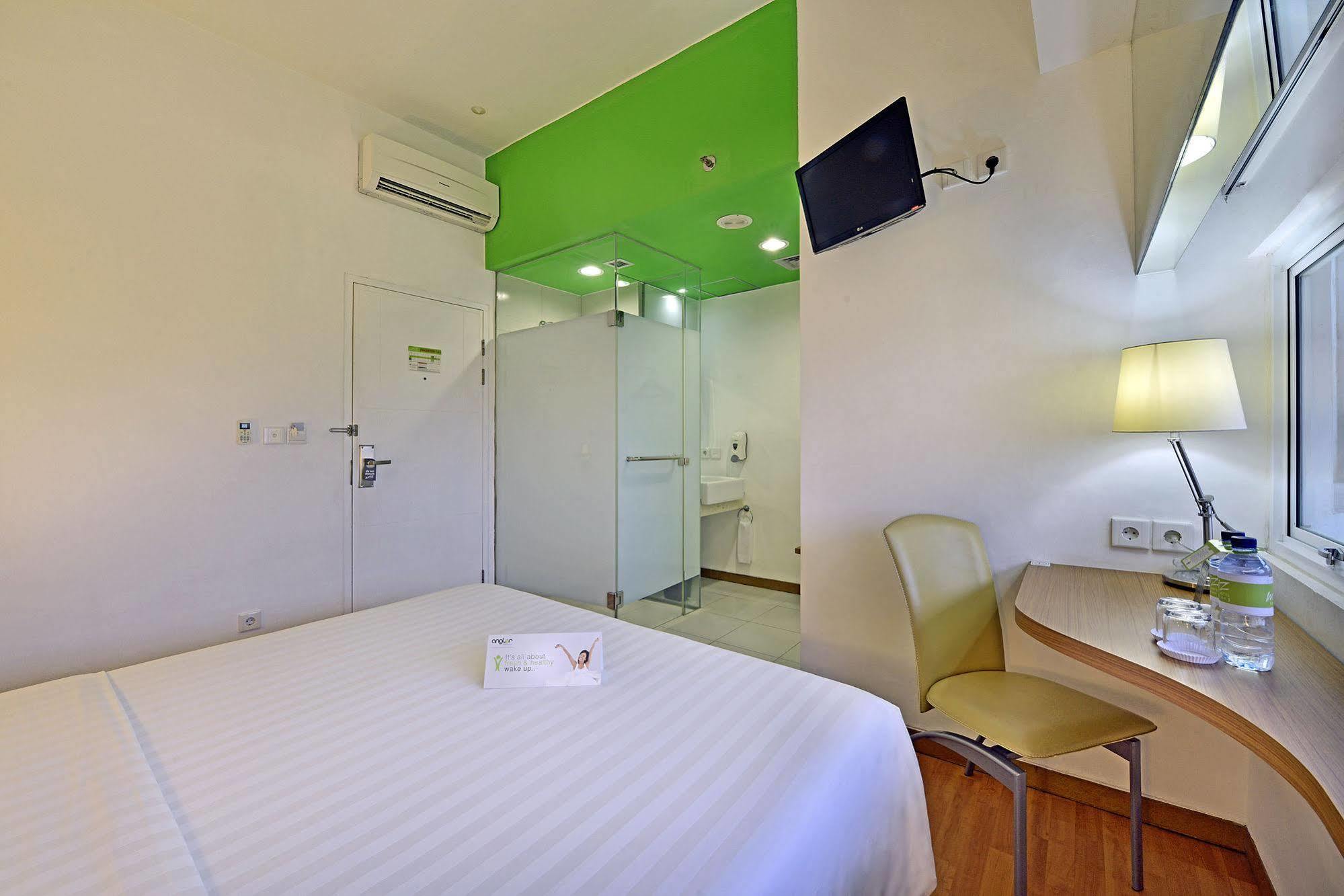 Whiz Hotel Pemuda Semarang Bagian luar foto