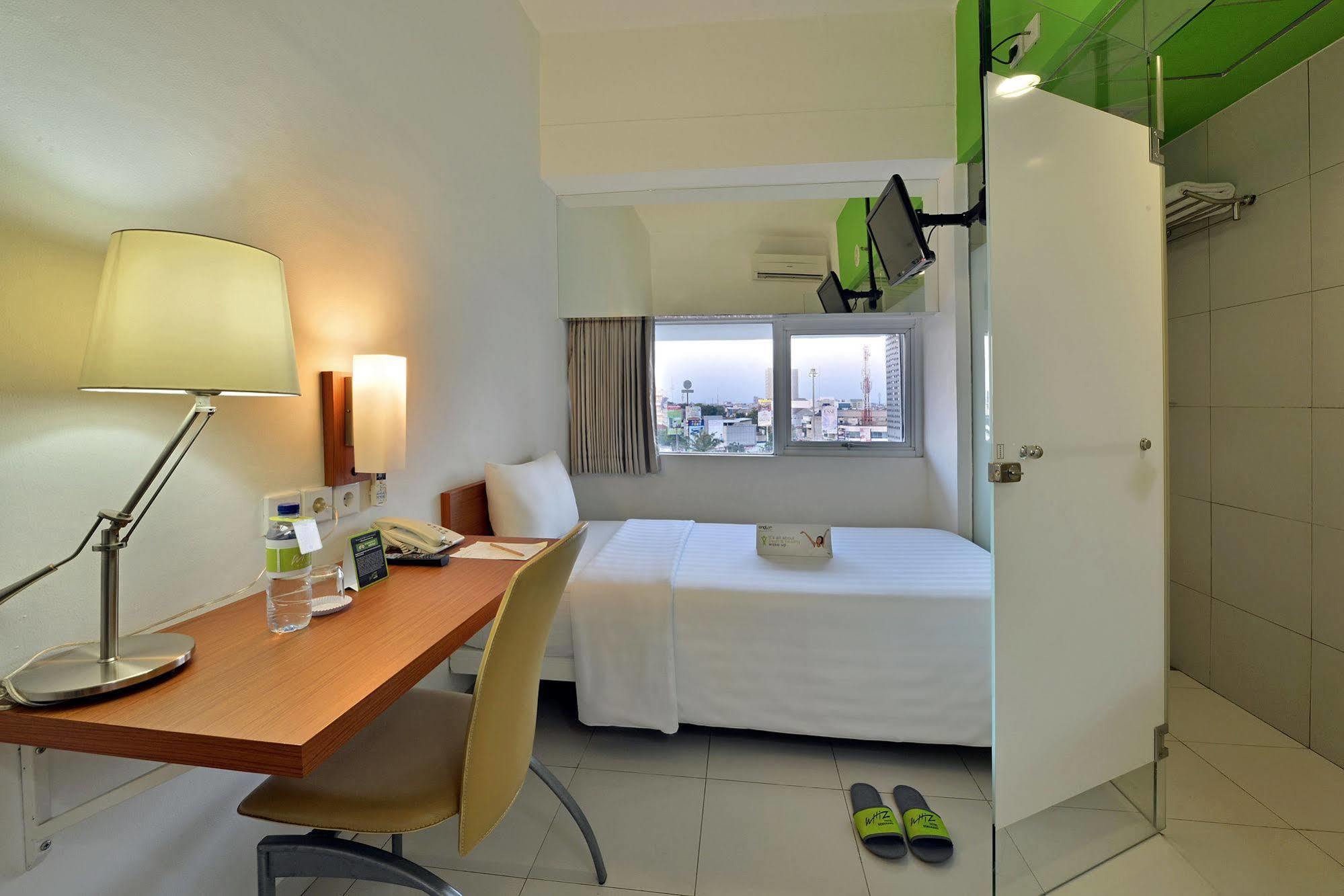 Whiz Hotel Pemuda Semarang Bagian luar foto